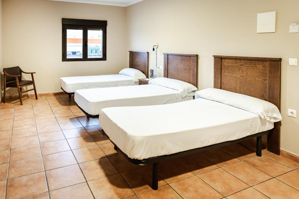 una habitación de hospital con tres camas. en AS HOTELES FUENTE LA HIGUERA direccion Albacete, en Fuente la Higuera