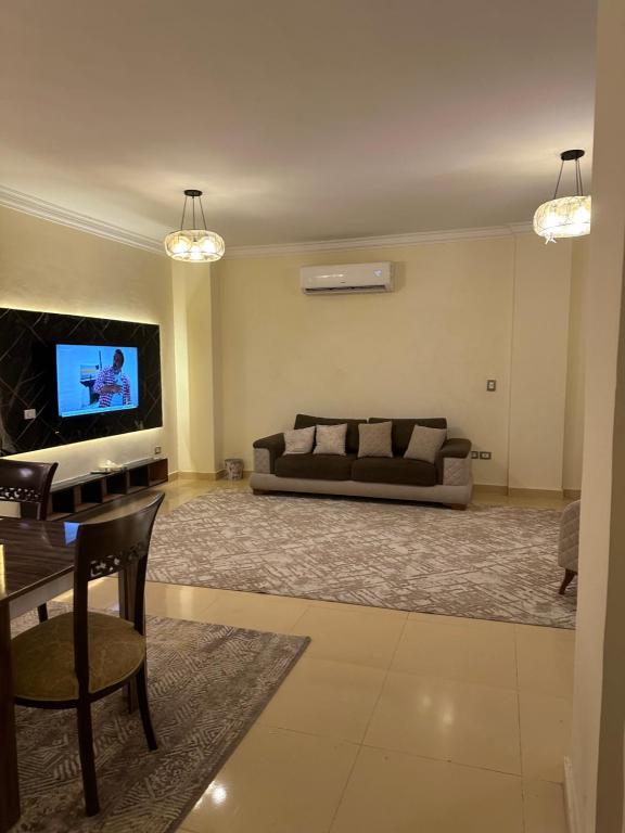 Fotografie z fotogalerie ubytování شقه ٢٣٠م مكيفة بالكامل فرش قباني وسمارت هوم بكمباوند وصال أمام مدينتي والجامعة البريطانيه v destinaci Madinaty