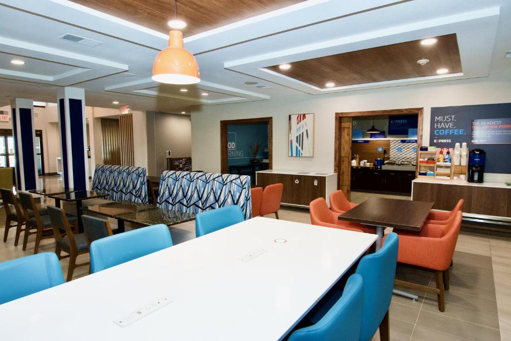 Holiday Inn Express Hotel & Suites St. Charles by IHG photo