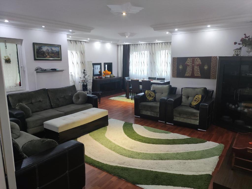 - un salon avec des canapés et un tapis dans l'établissement Beylikdüzü bölgesinde ferah bir site içi konut, à Beylikduzu
