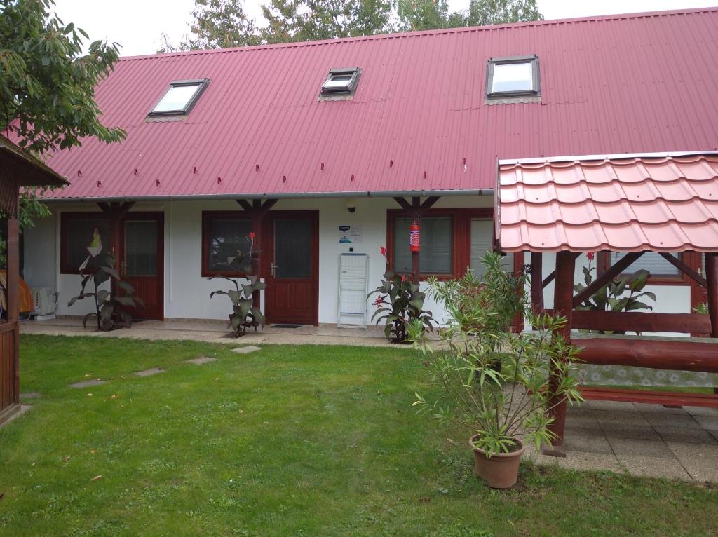 een huis met een rood dak bij Magdaléna Vendégház in Bük