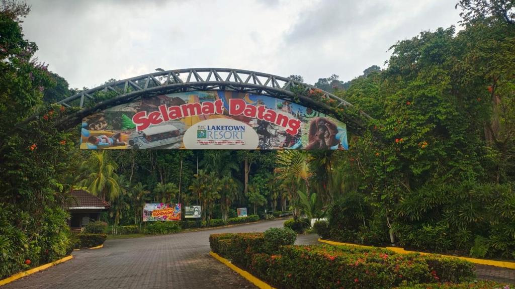 a sign for the amusement park at the end of a road at Santorini by Loteloft at Bukit Merah Laketown in Simpang Ampat Semanggol