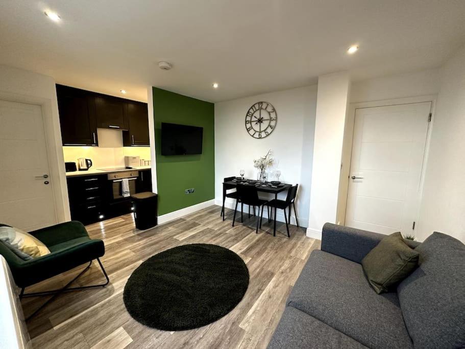 O zonă de relaxare la Amazing 1 bedroom apartment, City Centre(Seaview)