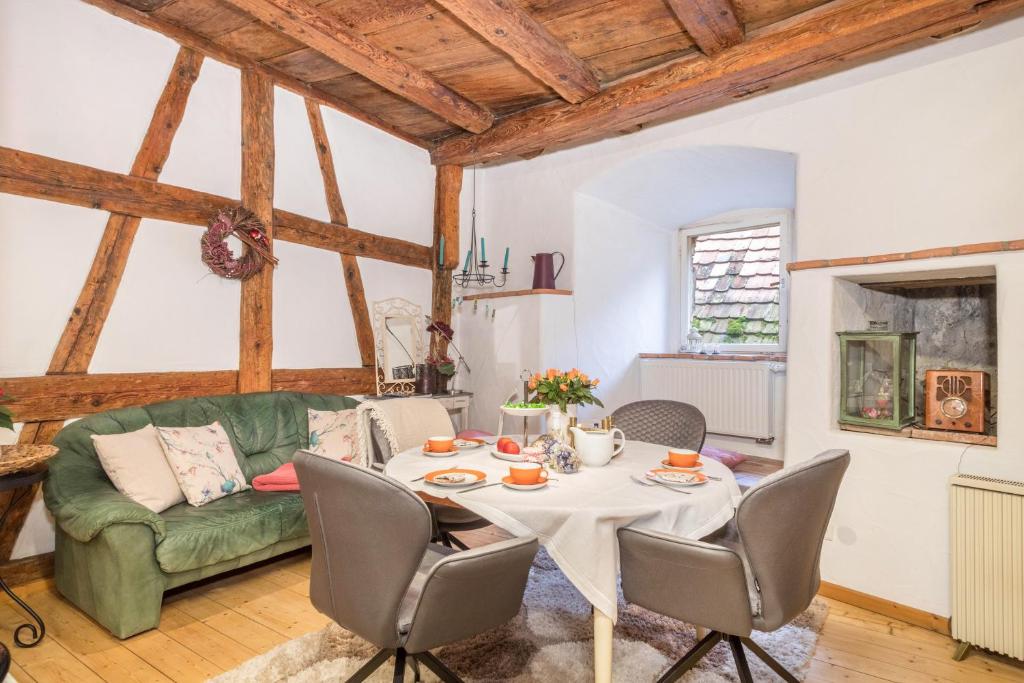- un salon avec une table et un canapé vert dans l'établissement Lemkamp klein, à Markdorf