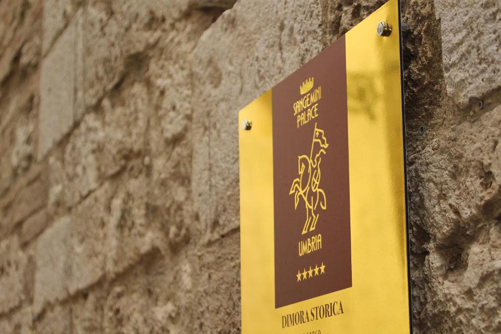 un panneau pour une dégustation de vin sur un mur en pierre dans l'établissement San Gemini Palace, à San Gemini