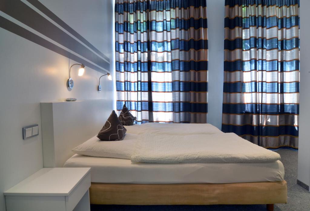 Postel nebo postele na pokoji v ubytování Hotel am Bahnhof
