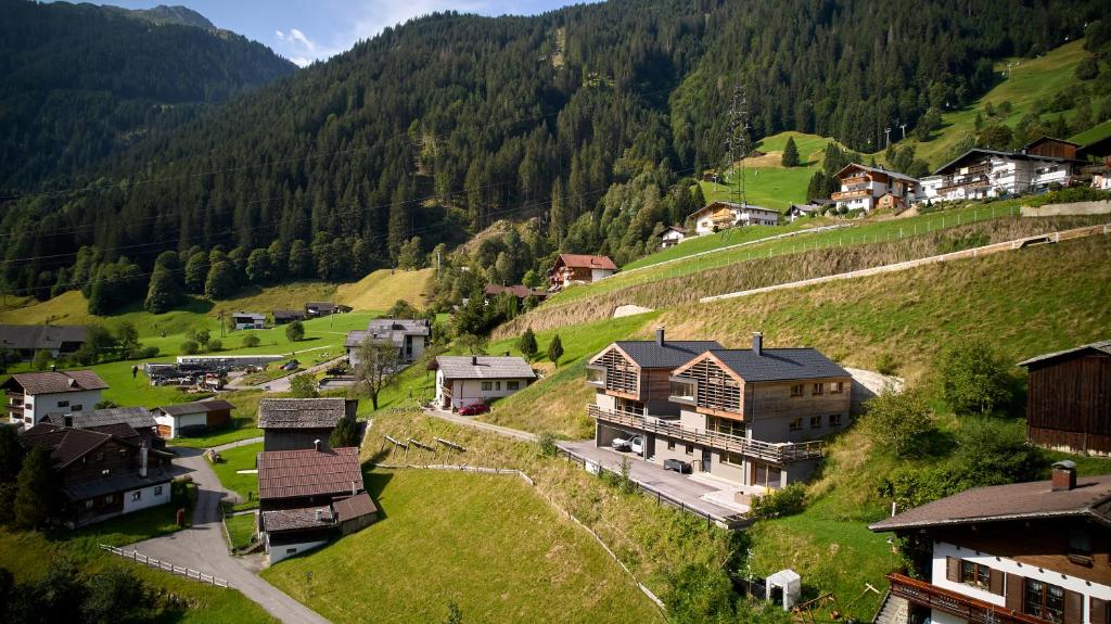 een dorp op een heuvel met huizen en bomen bij DESIGN-CHALETS by Pferd auf Wolke NEU in Gaschurn