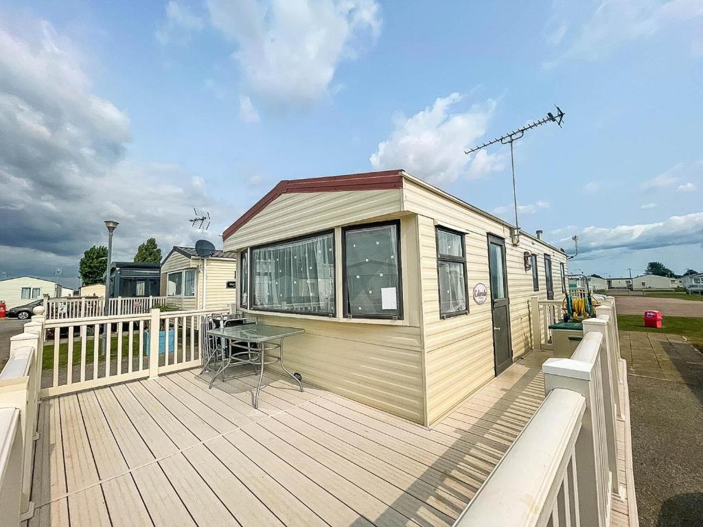 6 Berth Caravan With Decking At Seawick Holiday Park In Essex Ref 27430s, ClactononSea, UK
