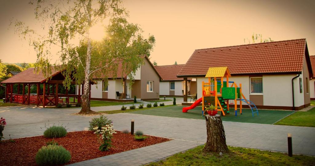 un parque infantil con un tobogán en una casa en Sunset Bogács en Bogács