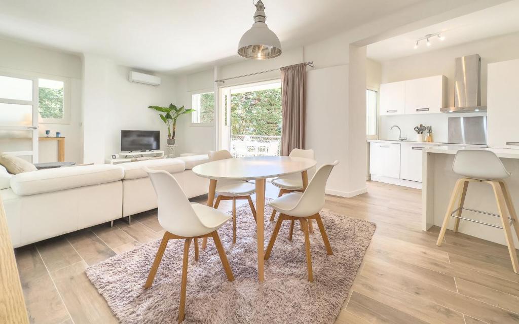 une cuisine et un salon avec une table et des chaises dans l'établissement Le Marilyn by Winsome Destination, à Cannes