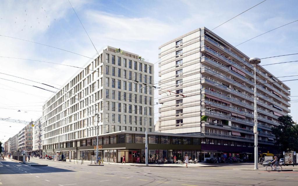 Stay KooooK Geneva City - Online Check In NEW OPENING في جنيف: مبنى أبيض طويل على شارع المدينة