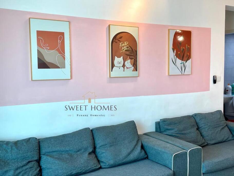 - un salon avec un canapé et quatre photos sur le mur dans l'établissement Catty Suite Prai • 3BR • 2Carparks@6mins PG Bridge, à Perai