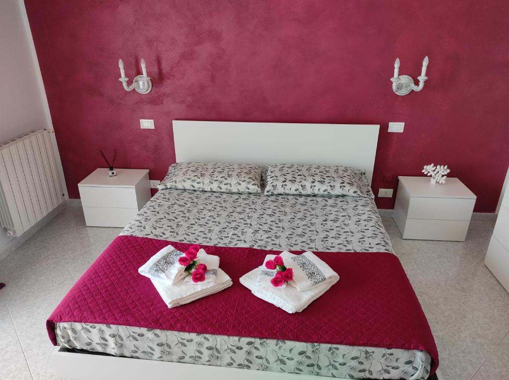 um quarto com uma cama com duas almofadas em La casa di Anna em Villabate