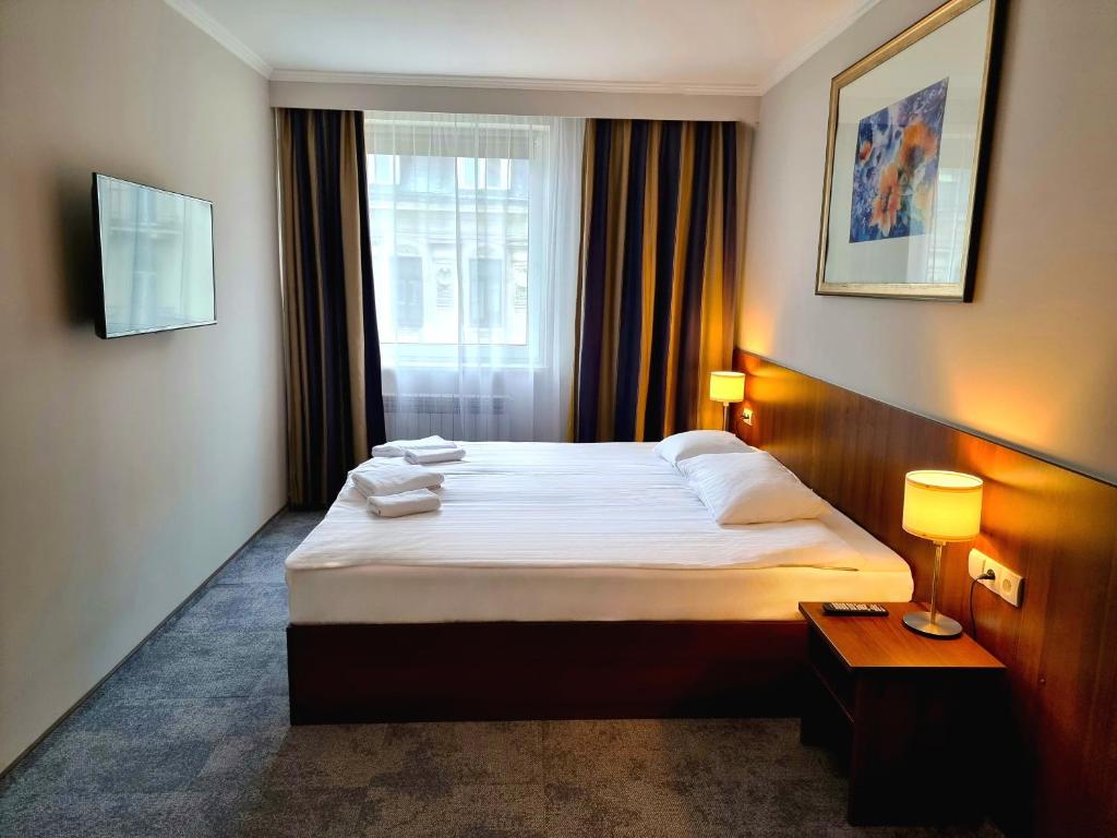 Кровать или кровати в номере Hit Hotel
