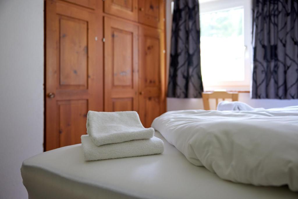Postel nebo postele na pokoji v ubytování Alpenhaus Montafon by Pferd auf Wolke