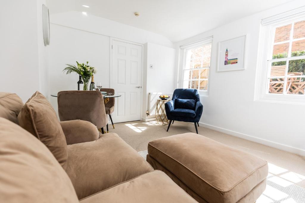 sala de estar con sofá y silla en 6 Elizabeth House - By Luxury Apartments, en Cheltenham