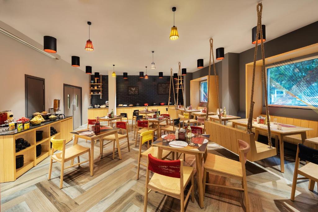 Restaurace v ubytování Ginger Noida 63