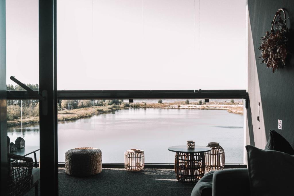 een kamer met een groot raam met uitzicht op een meer bij Matruusi - upea yksiö merinäköalalla - käytössäsi 2 maastopyörää in Kalajoki