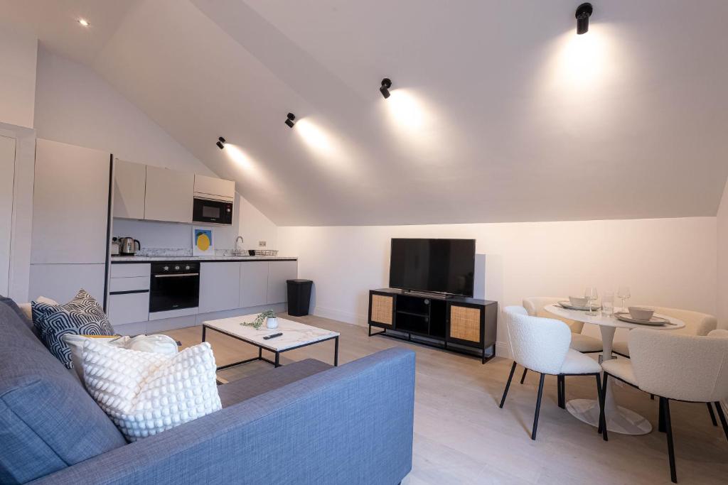 Gallery image of Stylish Apartments with Balcony for upper apartments & Free Parking in a prime location - Five Miles from Heathrow Airport in Uxbridge