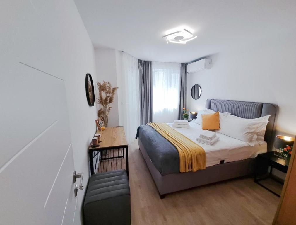 sypialnia z łóżkiem i kanapą w obiekcie Nova City Apartments w Warnie