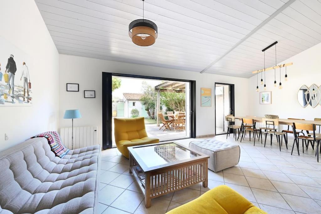 - un salon avec un canapé et une table dans l'établissement Grande maison proche de la plage, à La Couarde-sur-Mer