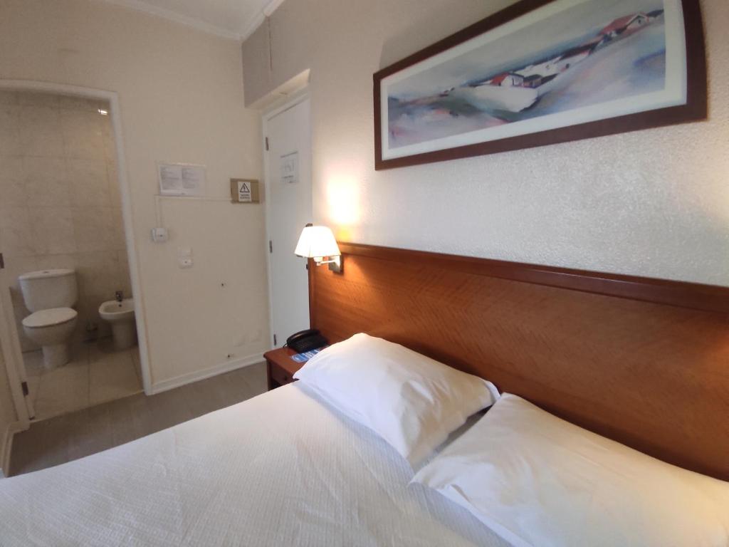 En eller flere senger på et rom på Hotel Sao Mamede Estoril