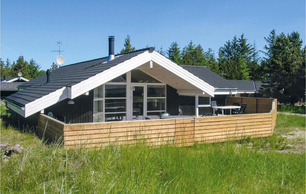 uma pequena casa com um telhado num campo em Amazing Home In lbk With Wifi em Ålbæk