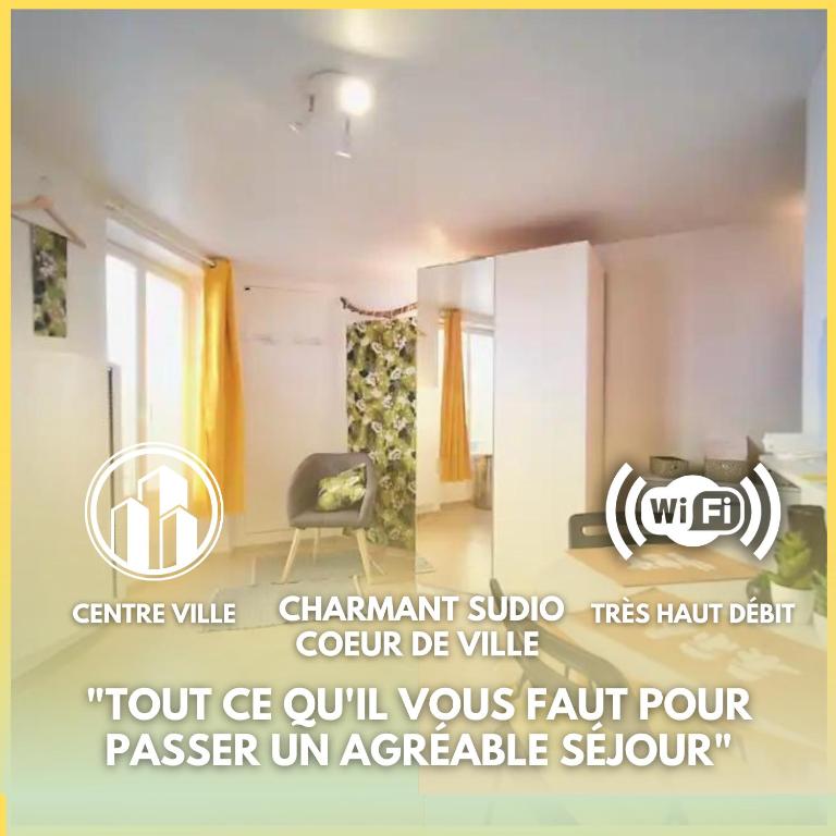 Cette chambre comprend une chaise et un miroir. dans l'établissement Charming Studio - heart of the city / Downtown, à Fontainebleau