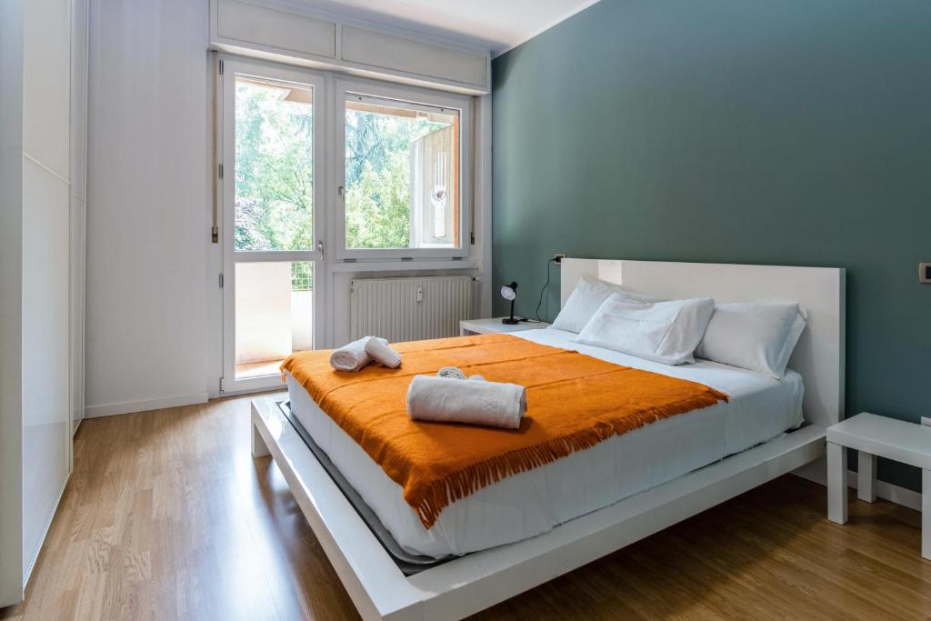 ベルガモにあるCasa Del Cactus - Bergamo City - by Host4Uのベッドルーム1室(大型ベッド1台、オレンジの毛布付)