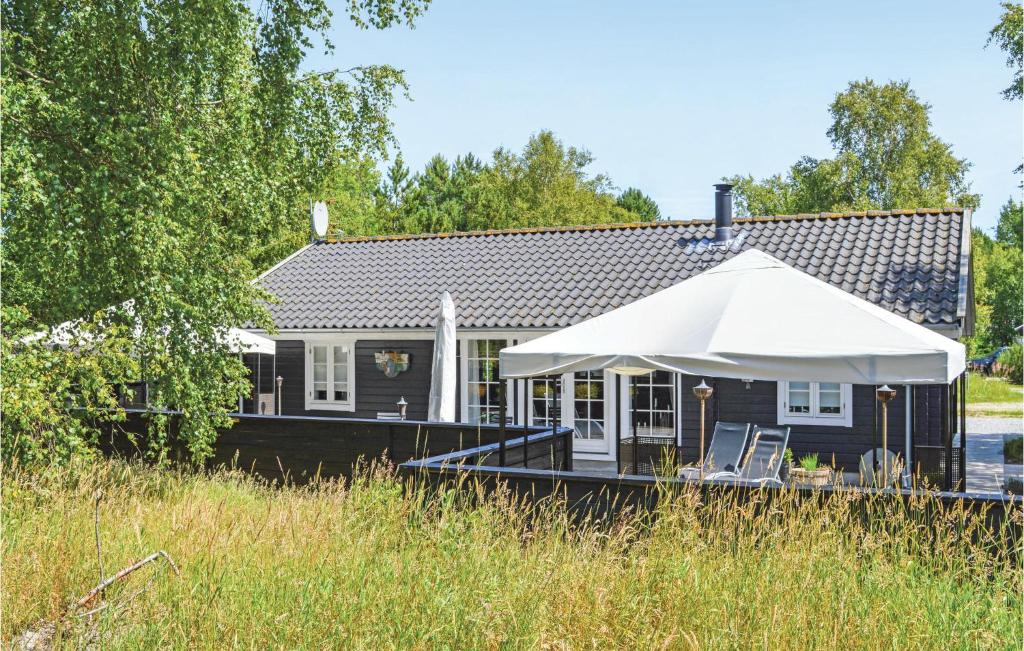 ÅlbækにあるPet Friendly Home In lbk With Wifiの白い天幕のある黒い家
