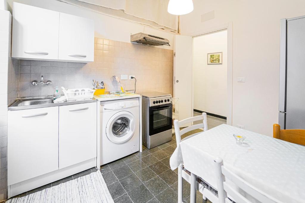 Kuchnia lub aneks kuchenny w obiekcie Appartamento Genova,400m dal San Martino