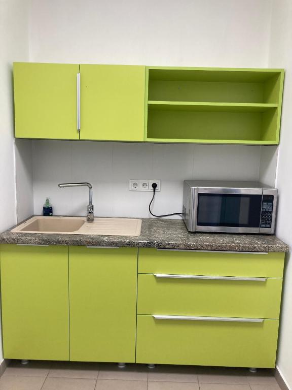 Kuchyň nebo kuchyňský kout v ubytování Green Kitchen Apartments