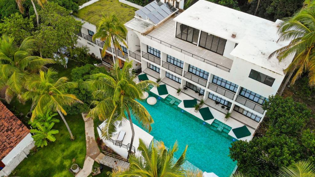 uma vista aérea de um edifício com piscina em Milie Lounge Pousada em Japaratinga