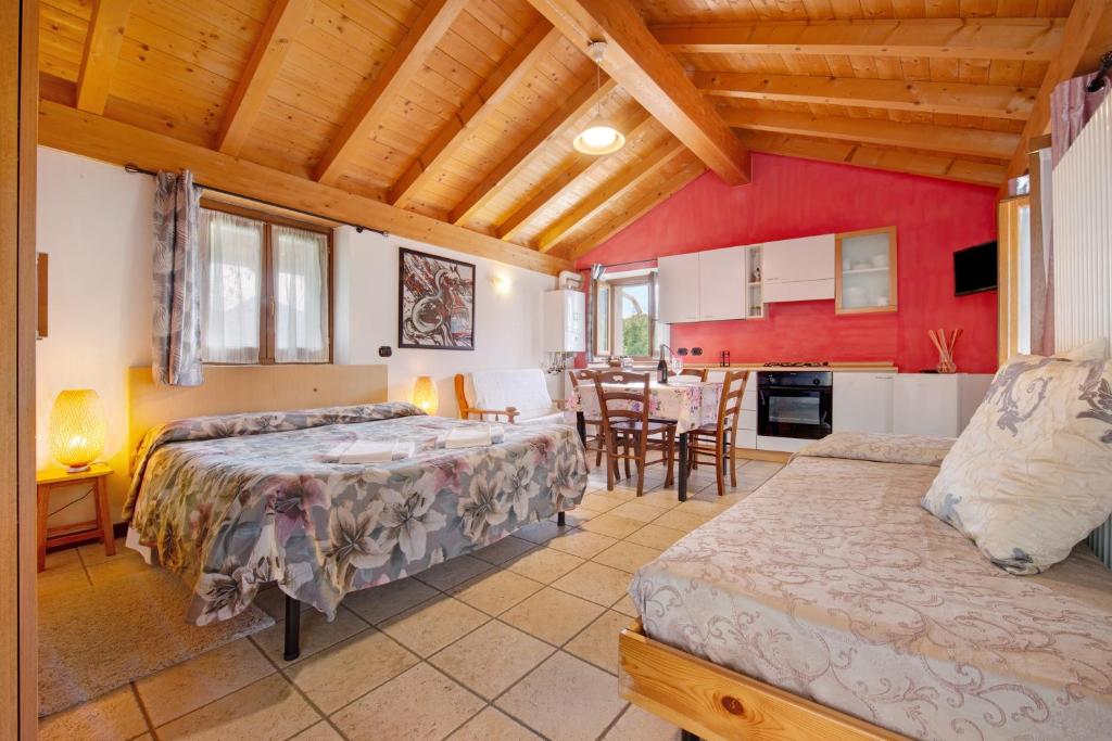 Großes Zimmer mit 2 Betten und einer Küche in der Unterkunft La Fonte di Mariella Monolocale 1 in Dosso del Liro