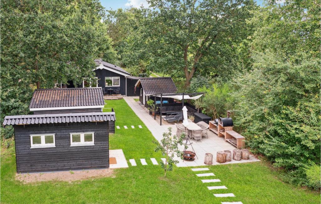 uma vista aérea de um quintal com uma casa em 3 Bedroom Nice Home In Sams em Sælvig