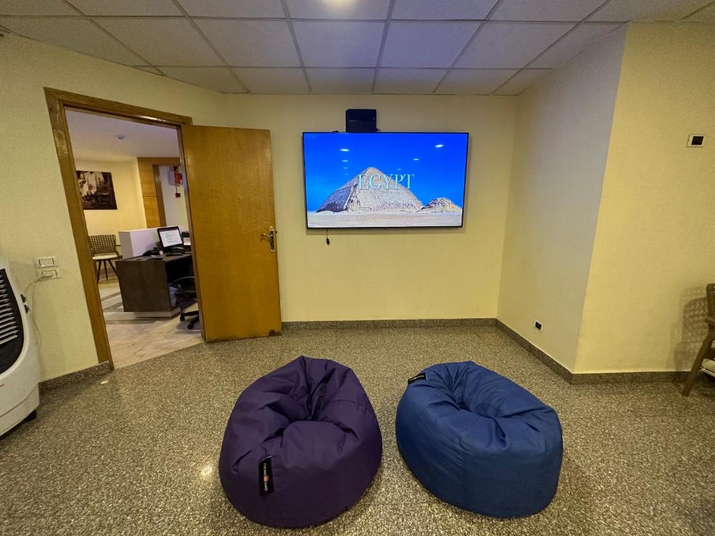 TV a/nebo společenská místnost v ubytování Egy Days Hotel