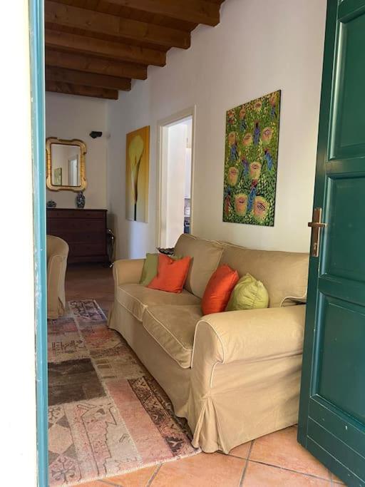 sala de estar con sofá y almohadas en La Casa nel Borgo, en Angera