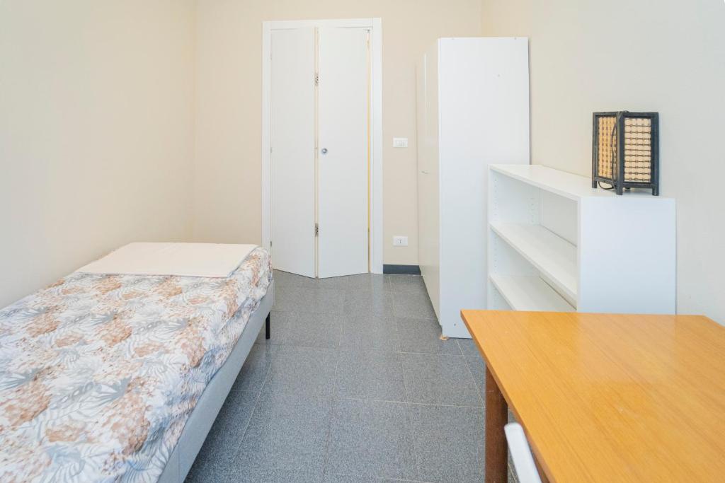 Łóżko lub łóżka w pokoju w obiekcie Appartamento Genova,400m dal San Martino
