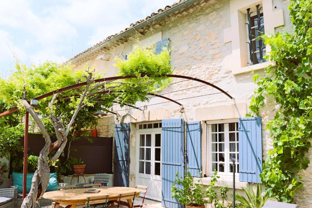 une tonnelle sur une table devant une maison dans l'établissement Mas de l'Oratoire, à Saint-Rémy-de-Provence