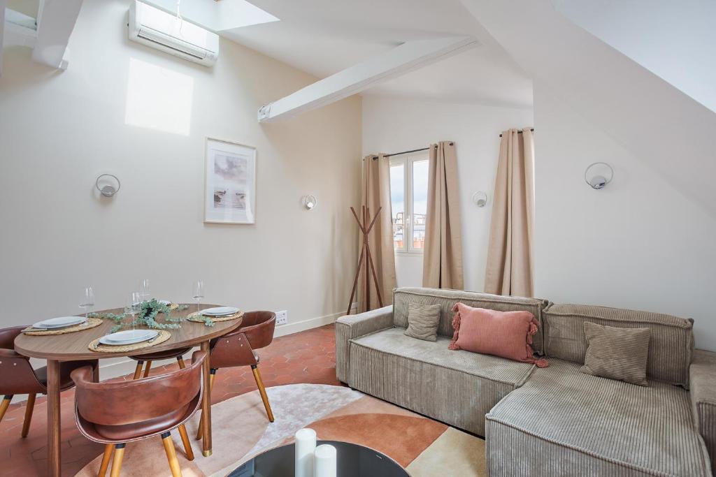 巴黎的住宿－Apartement Montaigne George V by Studio prestige，客厅配有沙发和桌子