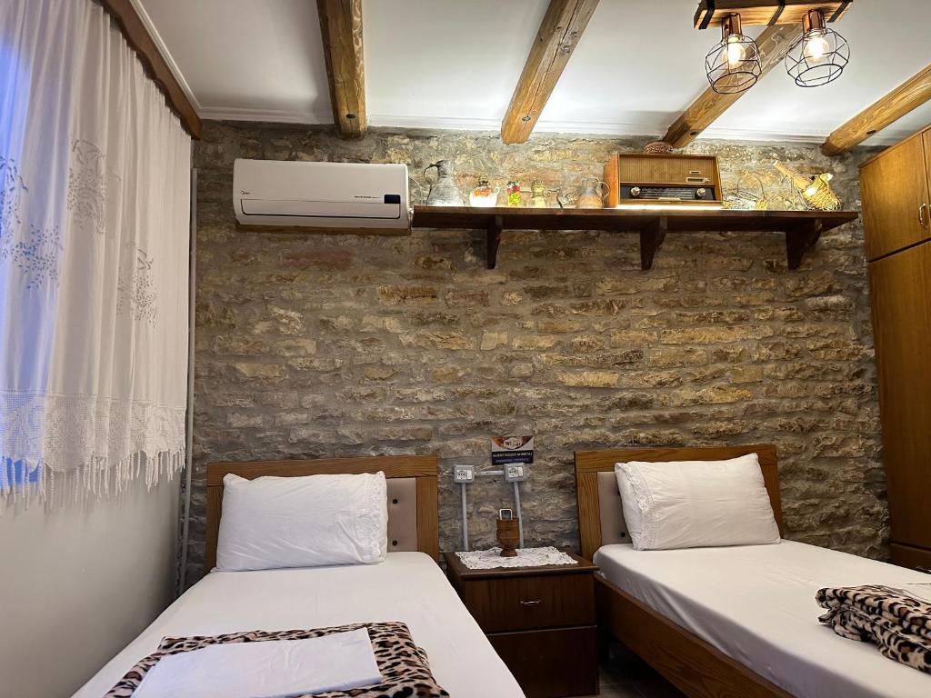 Postel nebo postele na pokoji v ubytování Ahmetaj Guest House