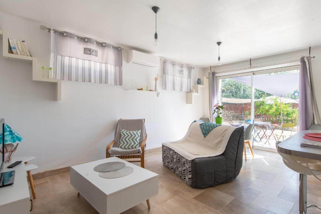 un salon avec un canapé et une table dans l'établissement Au Coeur De L'Olivette - Climatisée avec piscine, à Aubais