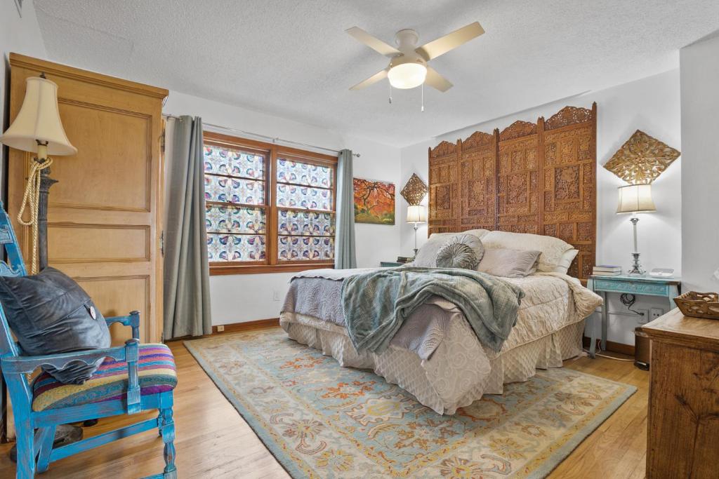 um quarto com uma cama, uma cadeira e uma janela em Luxury Oasis- 1 bedroom romantic getaways em Lubbock