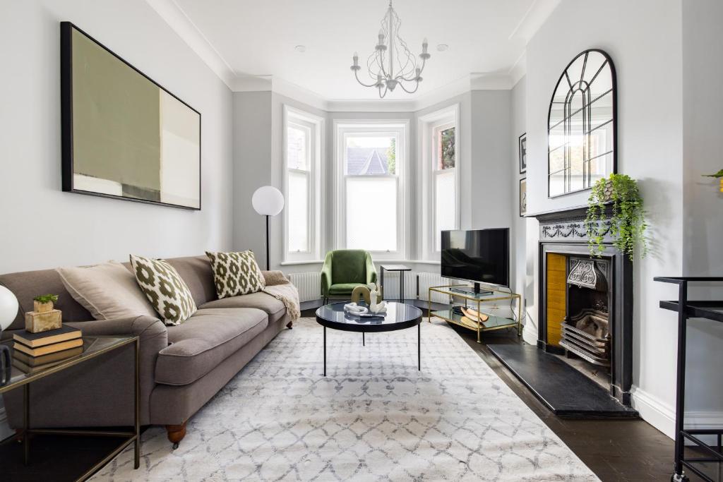 The Streatham Hill Wonder Spacious 4BDR House with Garden and Terrace