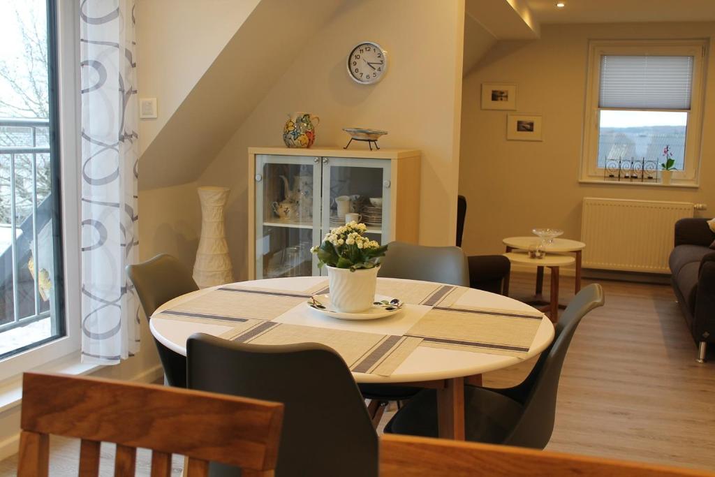 ein Esszimmer mit Tisch und Stühlen in der Unterkunft Kleine Auszeit, Schöne neue Ferienwohnung in Bitburg