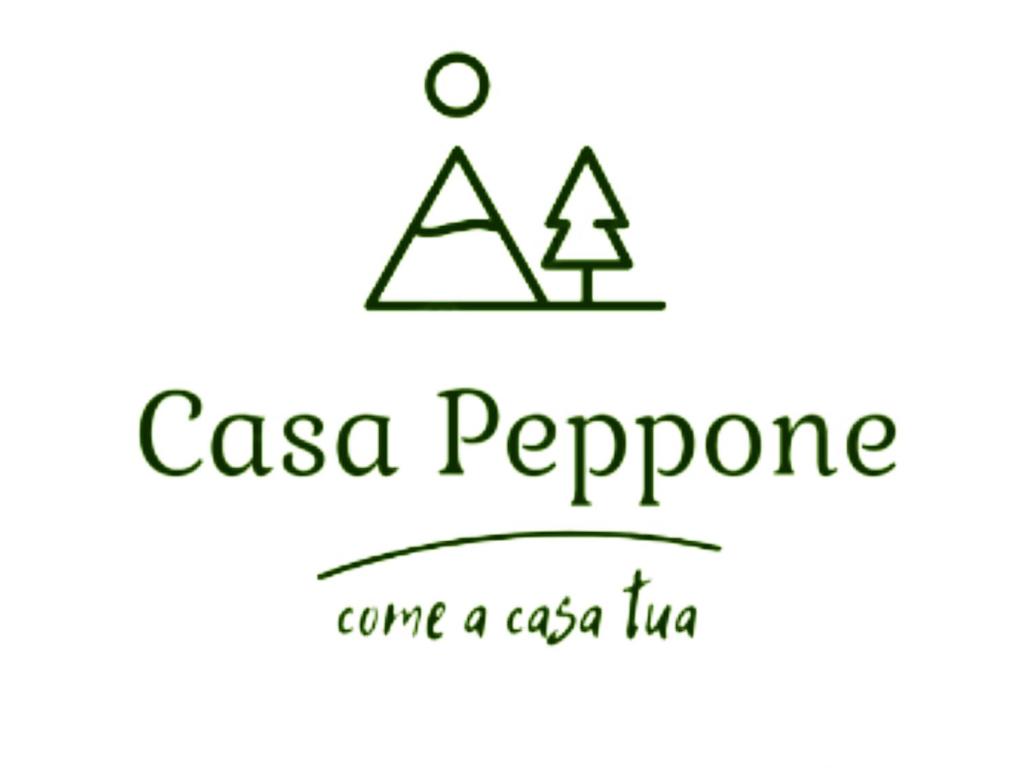 Un arbre et une rage viennent un logo caica inc dans l'établissement Casa Peppone, à Pescasseroli