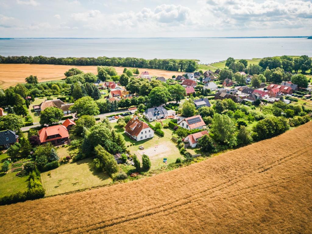 uma vista aérea de uma aldeia com casas e árvores em Pension Schwalbenhof em Klausdorf Mecklenburg Vorpommern