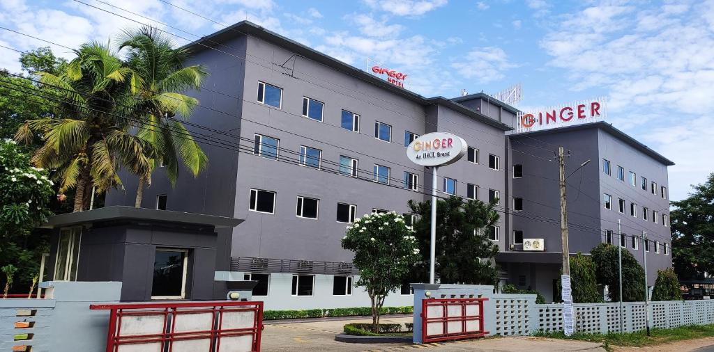 un gran edificio gris con un cartel. en Ginger Trivandrum, en Kazhakuttam