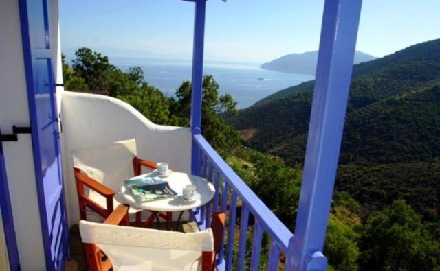 einen Balkon mit einem Tisch und Meerblick in der Unterkunft Chiliadromia Studios in Alonnisos Altstadt