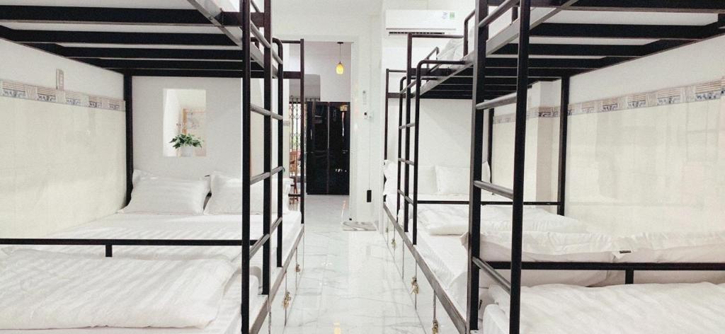 Двухъярусная кровать или двухъярусные кровати в номере Homestay 77 Phan Thiết